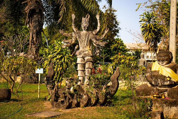 Una bellissima vista del Buddha Park situato a Vientiane Laos