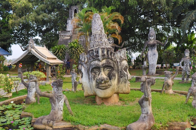 Una bellissima vista del Buddha Park situato a Vientiane Laos