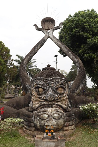 Una bellissima vista del Buddha Park situato a Vientiane Laos