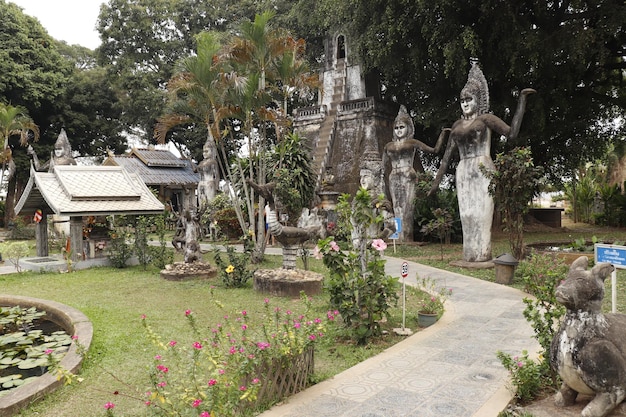 Una bellissima vista del Buddha Park situato a Vientiane Laos