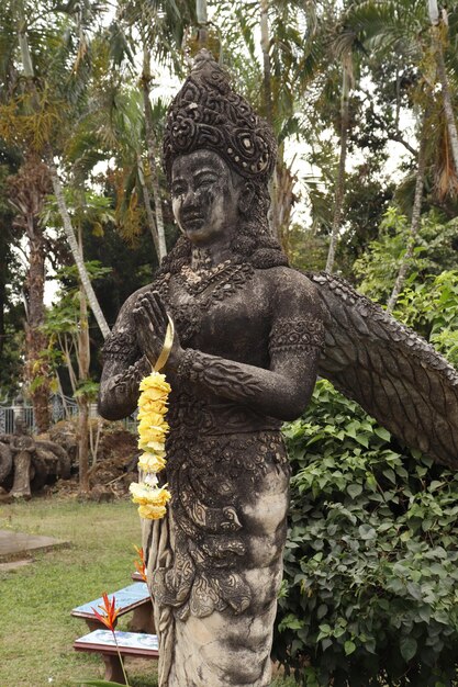 Una bellissima vista del Buddha Park situato a Vientiane Laos