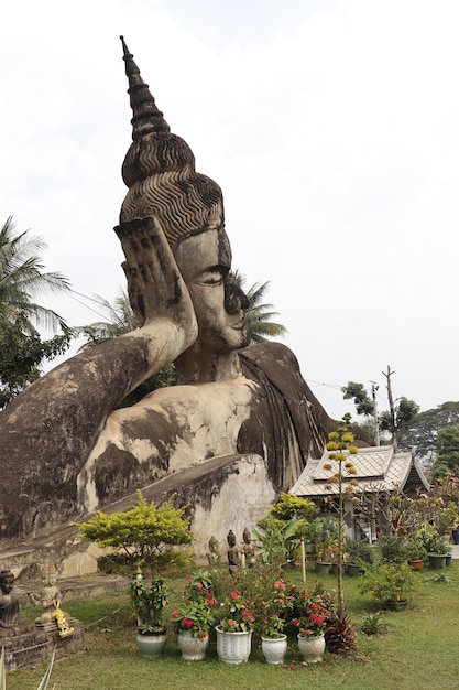 Una bellissima vista del Buddha Park situato a Vientiane Laos