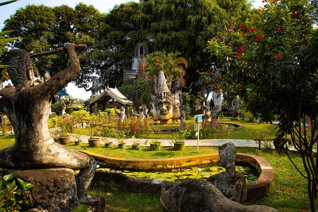 Una bellissima vista del Buddha Park situato a Vientiane Laos