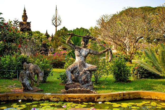 Una bellissima vista del Buddha Park situato a Vientiane Laos