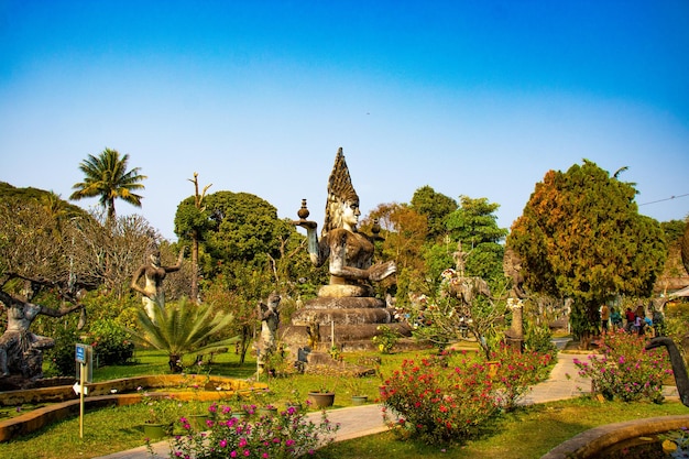 Una bellissima vista del Buddha Park situato a Vientiane Laos