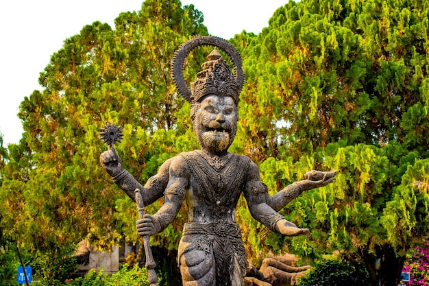 Una bellissima vista del Buddha Park situato a Vientiane Laos