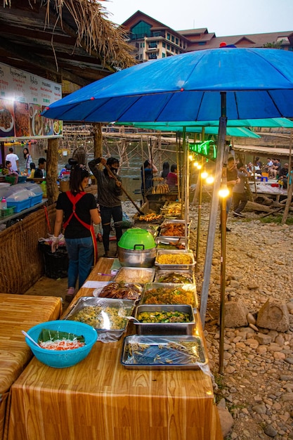 Una bellissima vista del fiume Nansong situato a Vang Vieng Laos