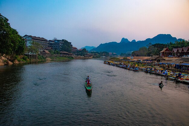 Una bellissima vista del fiume Nansong situato a Vang Vieng Laos