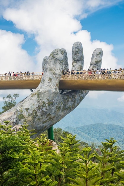 Una bellissima vista del Golden Bridge situato nel parco Sunworld Ba Na Hills Da Nang Vietnam