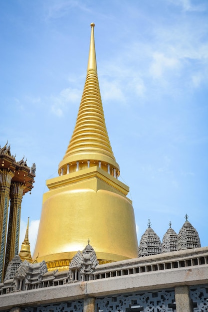 Una bellissima vista del Grand Palace il Museo Wat Phra Kaew situato a Bangkok in Thailandia