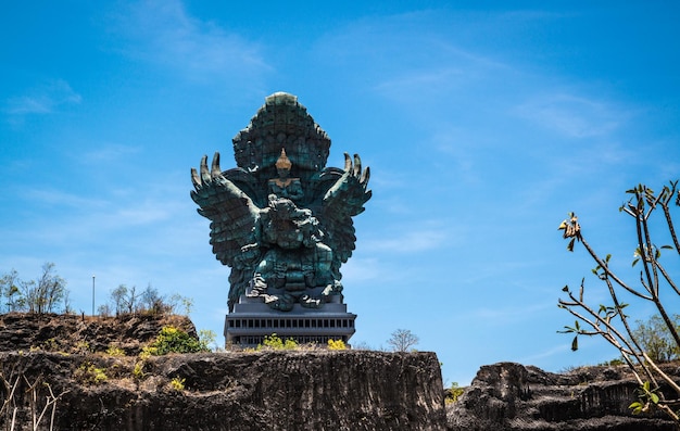 Una bellissima vista del Parco GWK Garuda Wisnu Kencana situato a Bali Indonesia