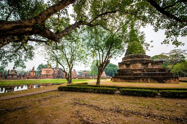 Una bellissima vista del Parco storico di Sukhothai situato in Thailandia