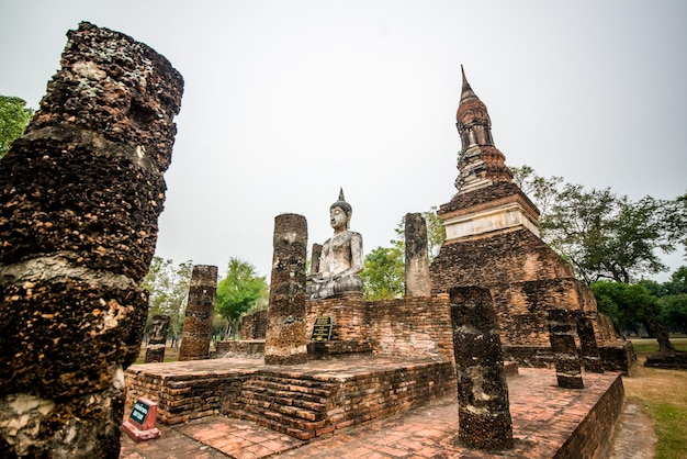 Una bellissima vista del Parco storico di Sukhothai situato in Thailandia