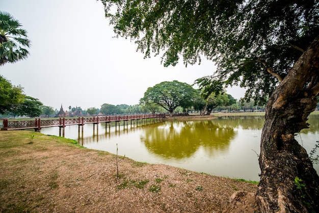 Una bellissima vista del Parco storico di Sukhothai situato in Thailandia