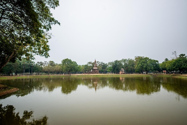 Una bellissima vista del Parco storico di Sukhothai situato in Thailandia