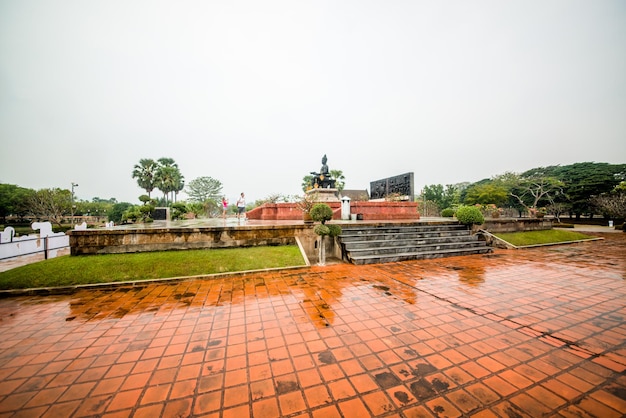 Una bellissima vista del Parco storico di Sukhothai situato in Thailandia