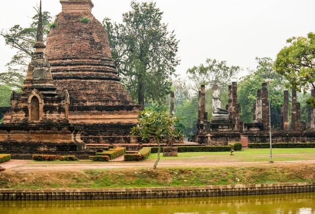 Una bellissima vista del Parco storico di Sukhothai situato in Thailandia