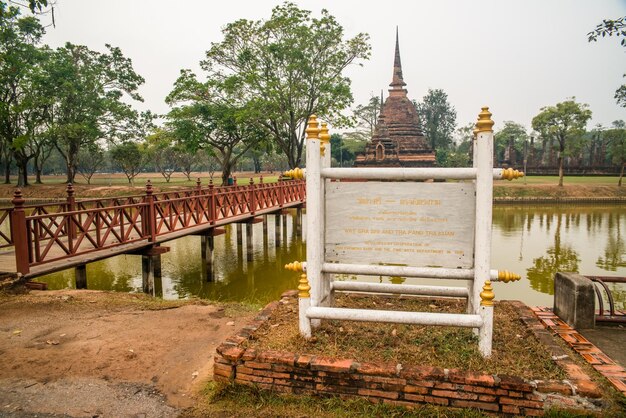 Una bellissima vista del Parco storico di Sukhothai situato in Thailandia