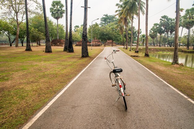 Una bellissima vista del Parco storico di Sukhothai situato in Thailandia