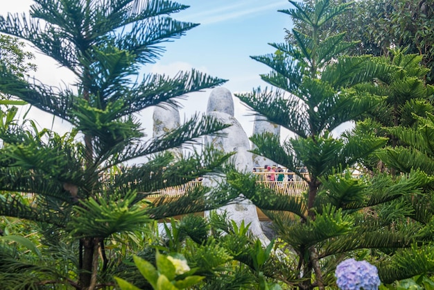 Una bellissima vista del ponte Golder situato nel parco Sunworld Ba Na Hills Da Nang Vietnam