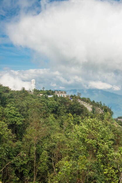 Una bellissima vista del Sunworld Ba Na Hills Park situato a Da Nang Vietnam