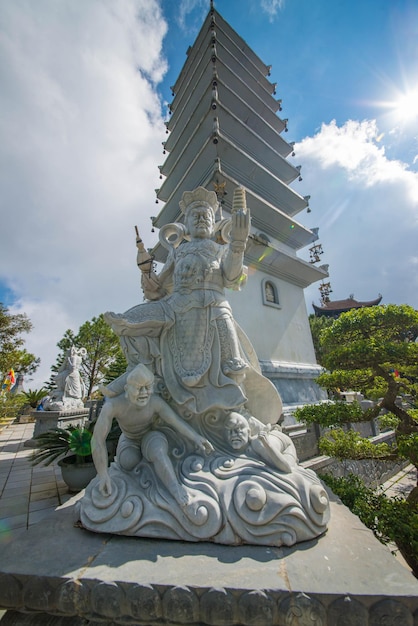 Una bellissima vista del Sunworld Ba Na Hills Park situato a Da Nang Vietnam