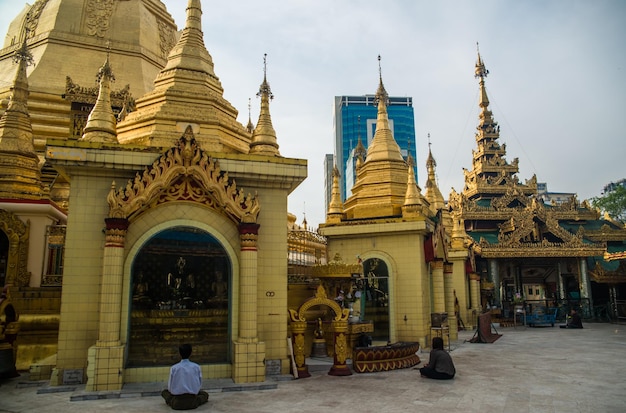 Una bellissima vista del tempio buddista situato a Yangon Myanmar