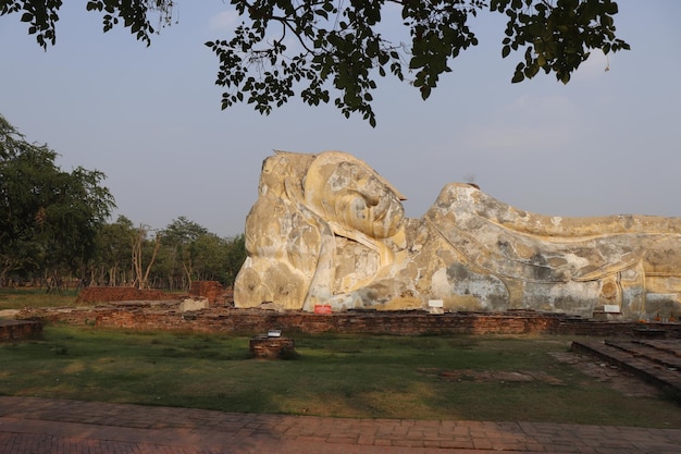 Una bellissima vista del tempio buddista Wat Lokaya Sutharam situato ad Ayutthaya in Thailandia