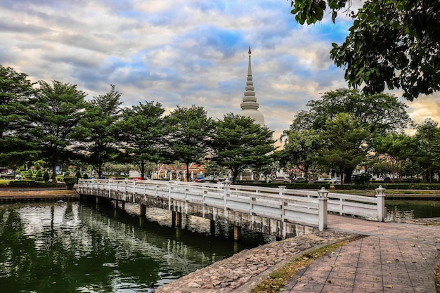 Una bellissima vista del tempio buddista Wat Mahathat situato a Bangkok in Thailandia