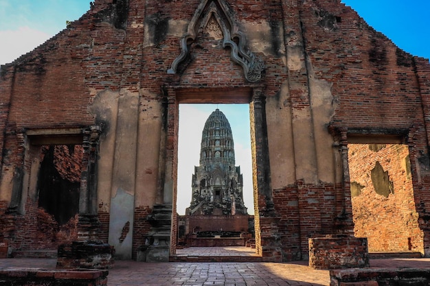 Una bellissima vista del tempio buddista Wat Ratchaburana situato ad Ayutthaya in Thailandia