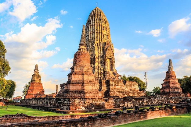 Una bellissima vista del tempio buddista Wat Ratchaburana situato ad Ayutthaya in Thailandia