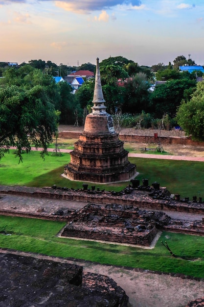 Una bellissima vista del tempio buddista Wat Ratchaburana situato ad Ayutthaya in Thailandia