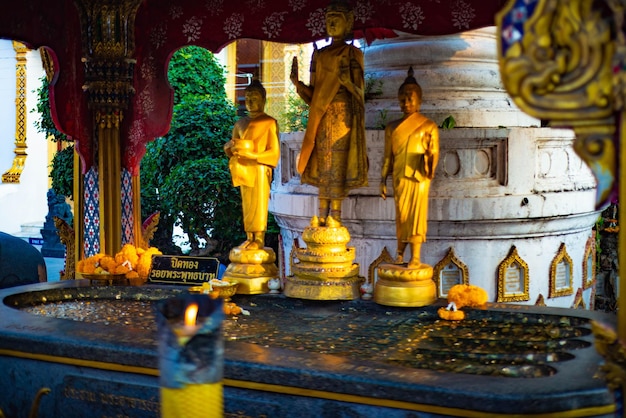 Una bellissima vista del tempio buddista Wat Songkran situato a Bangkok in Thailandia