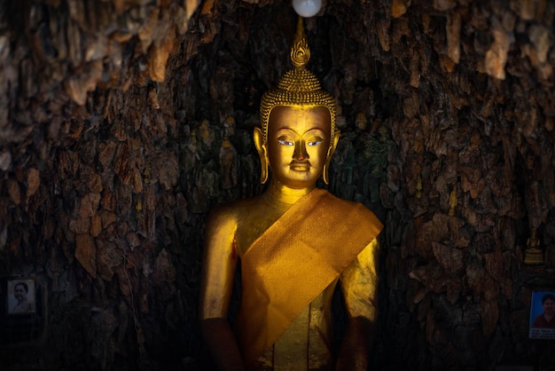 Una bellissima vista del tempio buddista Wat Songkran situato a Bangkok in Thailandia