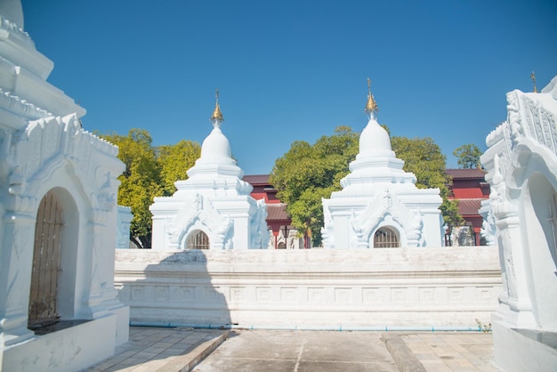 Una bellissima vista del tempio della Pagoda di Kuthodaw situato a Mandalay Myanmar