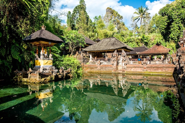 Una bellissima vista del tempio di Pura Tirta Empul situato a Bali Indonesia