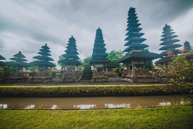 Una bellissima vista del tempio di Taman ayun situato a Ubud Bali Indonesia