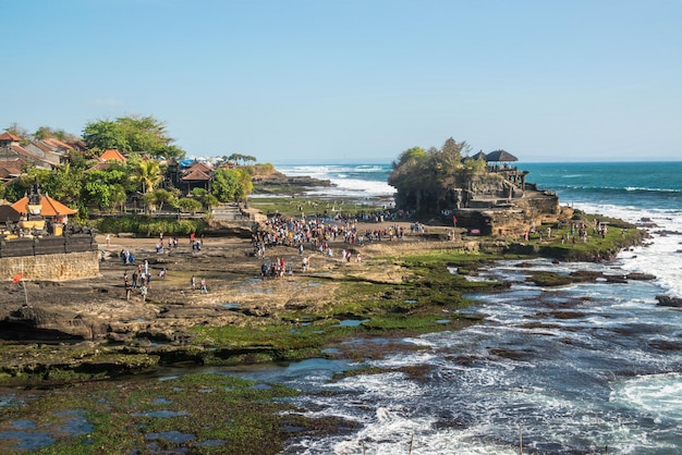 Una bellissima vista del tempio di Tanah Lot situato a Bali Indonesia