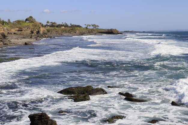 Una bellissima vista del tempio di Tanah Lot situato a Bali Indonesia