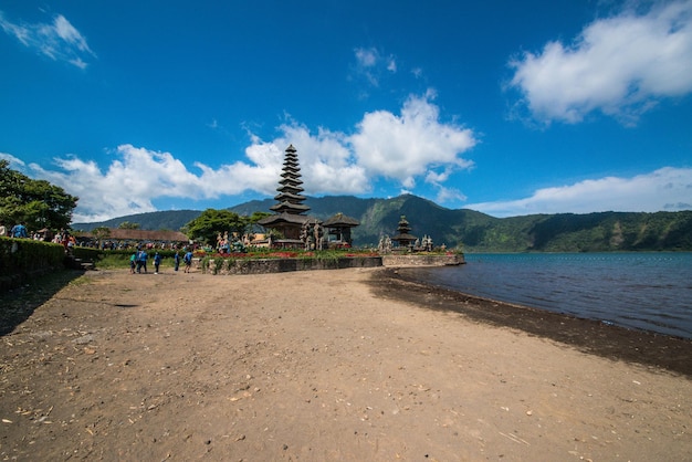 Una bellissima vista del tempio di Ulun Danu Batur situato a Bali Indonesia