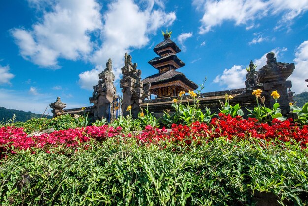 Una bellissima vista del tempio di Ulun Danu Batur situato a Bali Indonesia