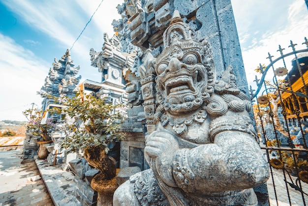 Una bellissima vista del tempio di Ulun Danu Beratan situato a Bali Indonesia