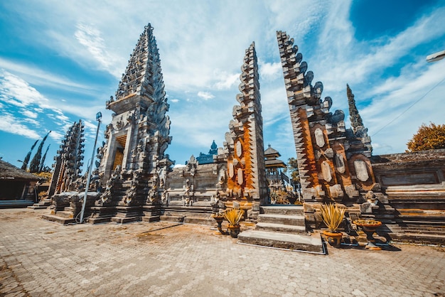 Una bellissima vista del tempio di Ulun Danu Beratan situato a Bali Indonesia