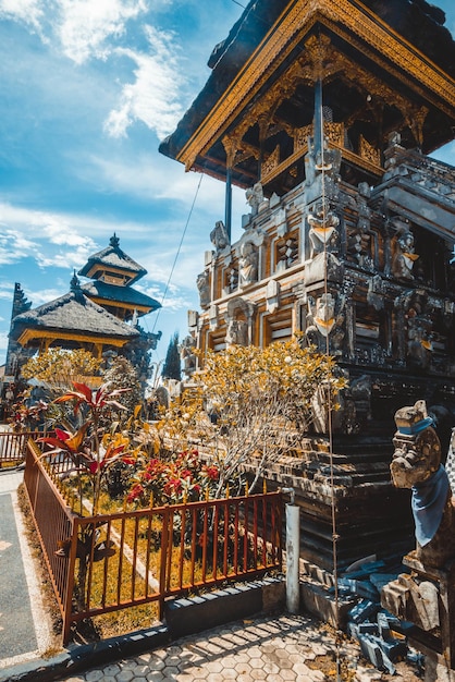 Una bellissima vista del tempio di Ulun Danu Beratan situato a Bali Indonesia