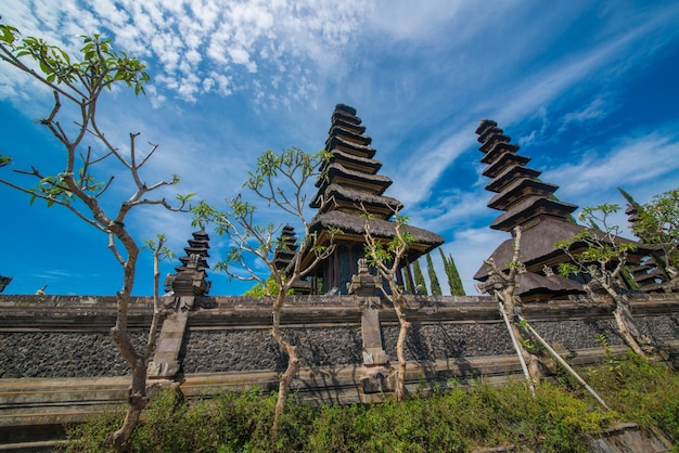 Una bellissima vista del tempio indù di Ulun Danu Beratan situato a Ubud Bali Indonesia