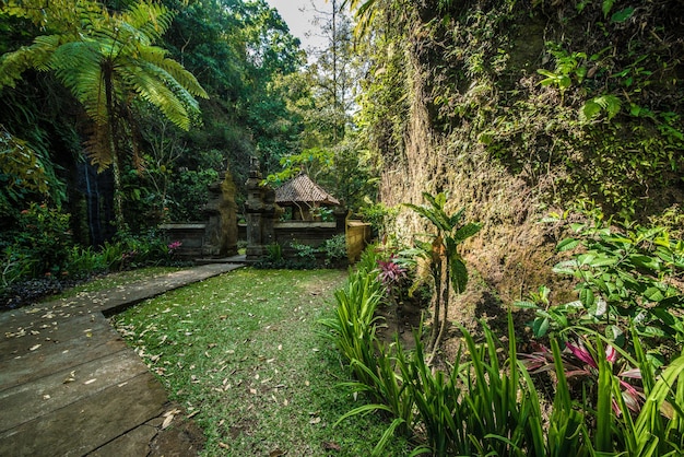 Una bellissima vista del tempio indù situato a Bali Indonesia