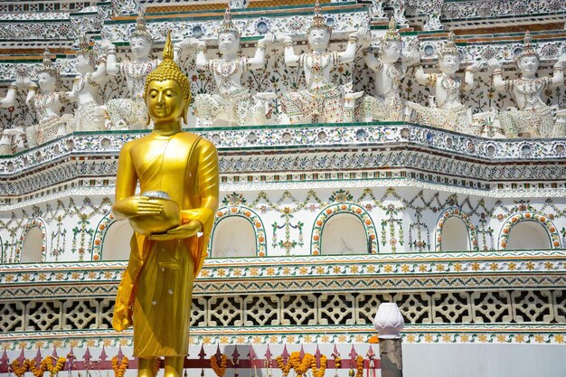 Una bellissima vista del tempio Wat Arun situato a Bangkok in Thailandia