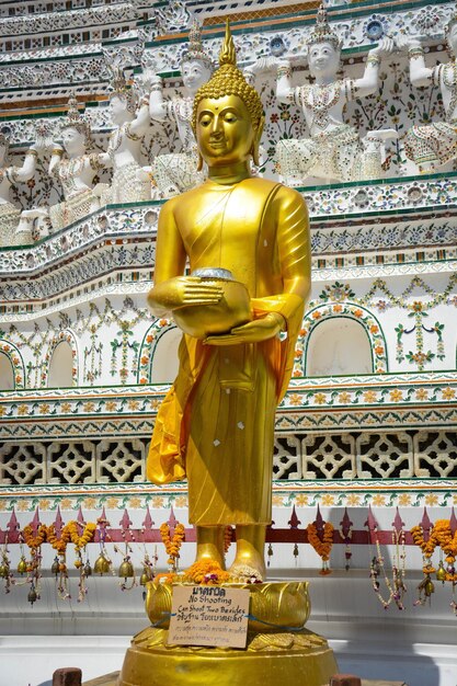 Una bellissima vista del tempio Wat Arun situato a Bangkok in Thailandia