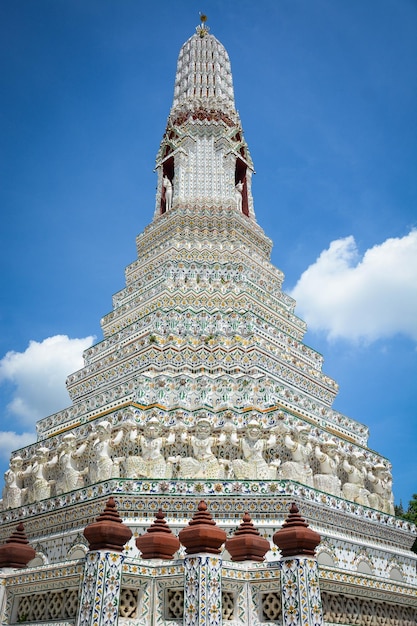 Una bellissima vista del tempio Wat Arun situato a Bangkok in Thailandia