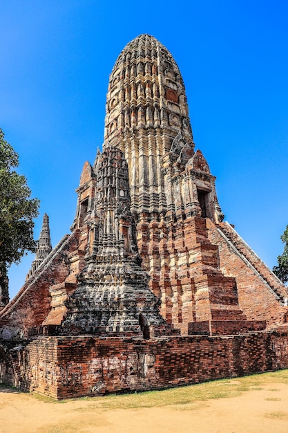 Una bellissima vista del tempio Wat Chaiwatthanaram situato ad Ayutthaya in Thailandia